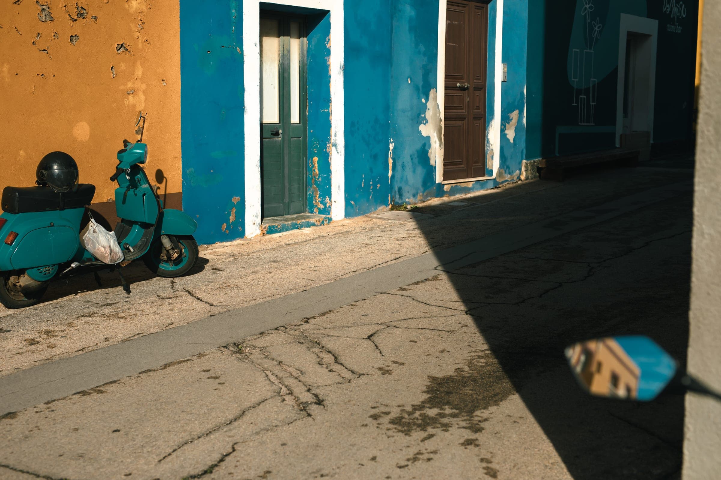 Isole Minori — blue boats on the shore