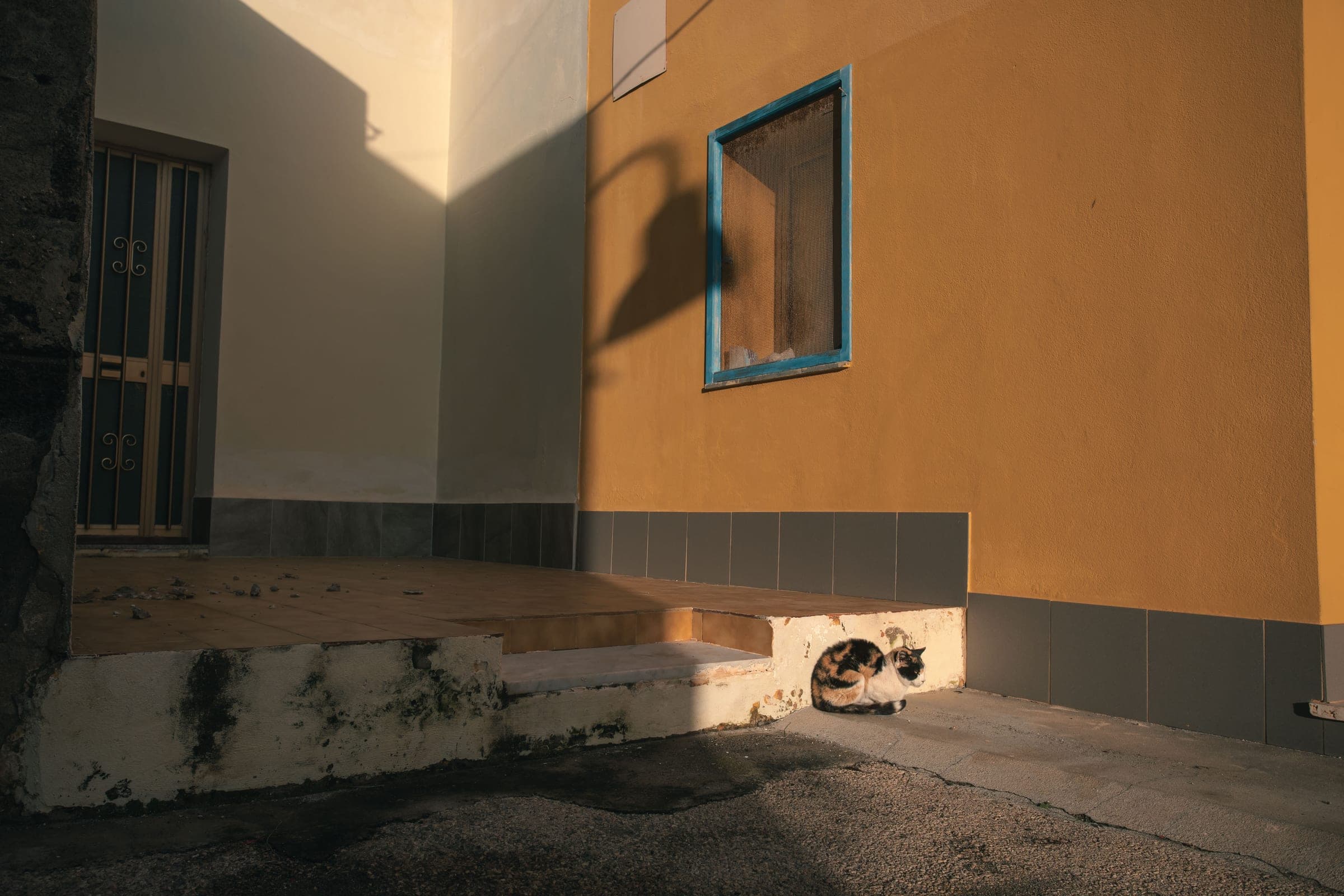 Isole Minori — building facade with shutters